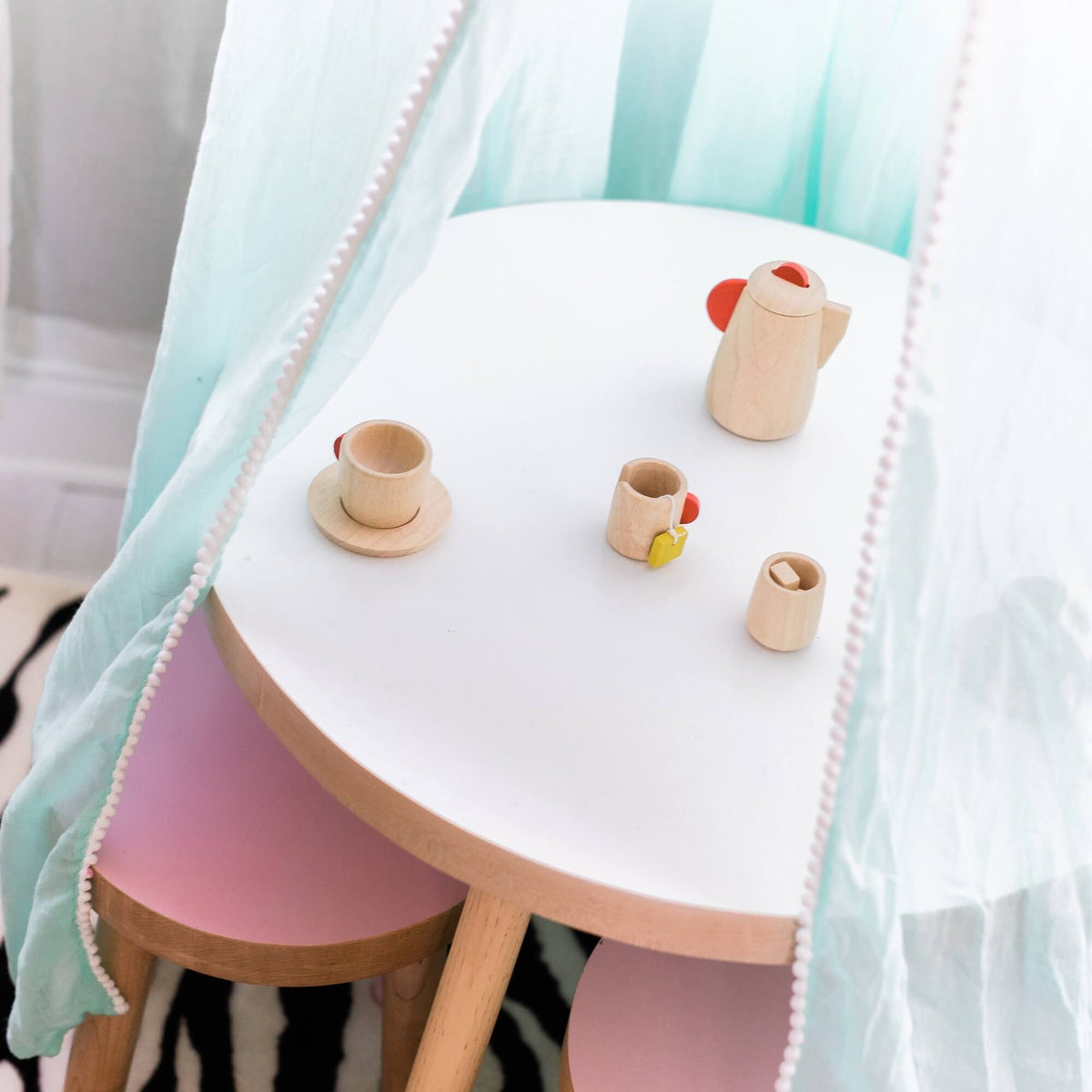 Round Kids Table Maple Green X5933